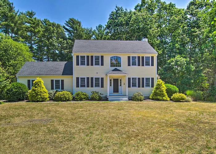 Marion Home W/ Private Deck < 1 Mi From Beach