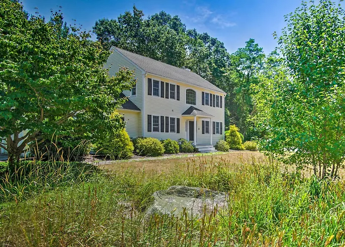 Marion Home W/ Private Deck < 1 Mi From Beach