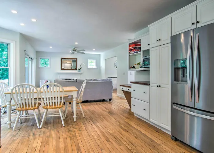 Marion Home W/ Private Deck < 1 Mi From Beach