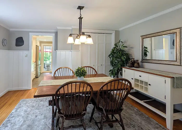 Charming Abode W/ Patio - Walk To Town + River!