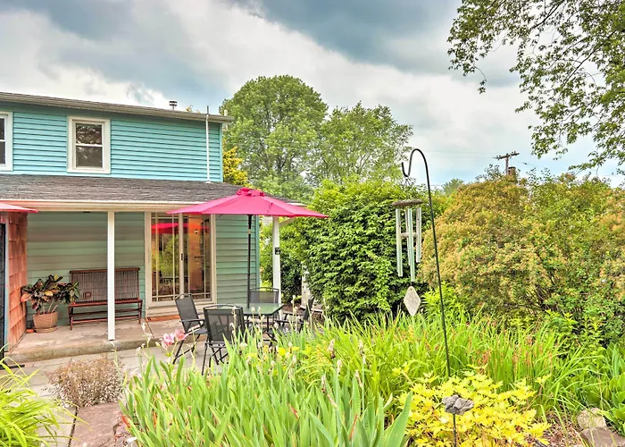 Charming Abode W/ Patio - Walk To Town + River!