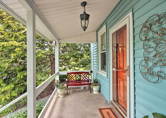 Charming Abode W/ Patio - Walk To Town + River!