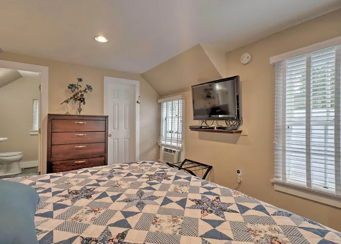 Creekside Home W/ Patio, Walk To Manitou Incline!