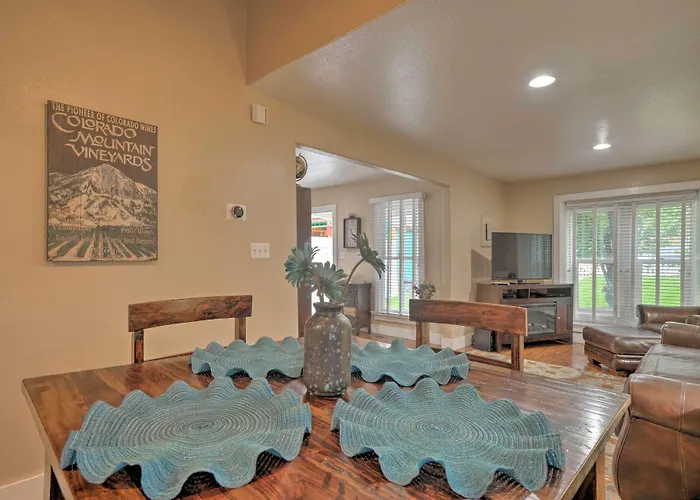 Creekside Home W/ Patio, Walk To Manitou Incline!
