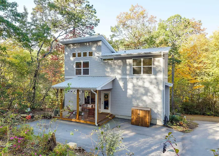 Luxe Mountain Home Near Ridgecrest & Asheville!