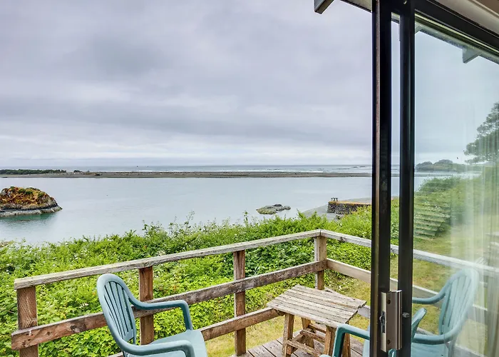 Smith River Vintage Cabin: Oceanfront Deck + Views
