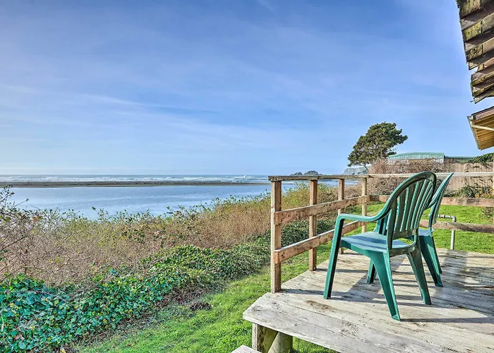 Smith River Vintage Cabin: Oceanfront Deck + Views