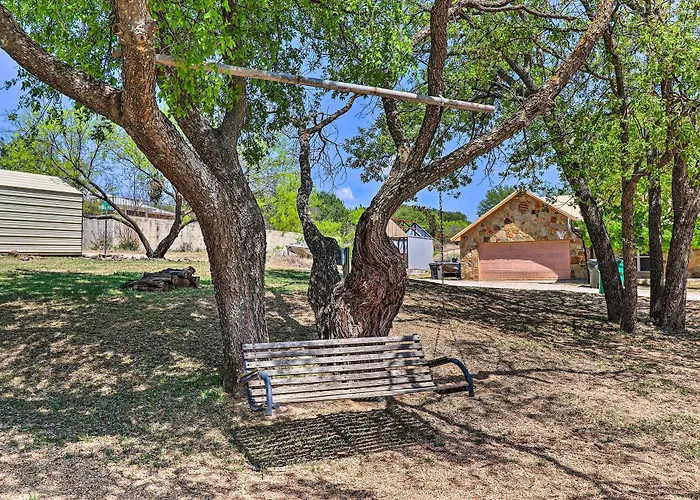 Charming Burnet Cottage W/ Lake View + Porch!
