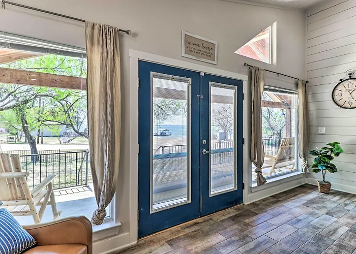Charming Burnet Cottage W/ Lake View + Porch!
