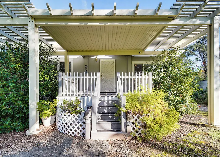 'Mtn Gate Guest House' ~ 6 Mi To Shasta Lake!