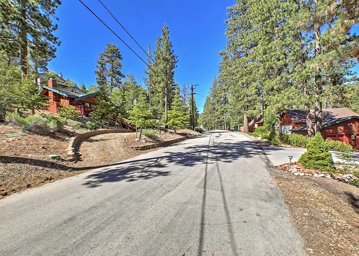 Big Bear Lake Cabin W/ Deck ~ 7 Mi To Ski Slopes!