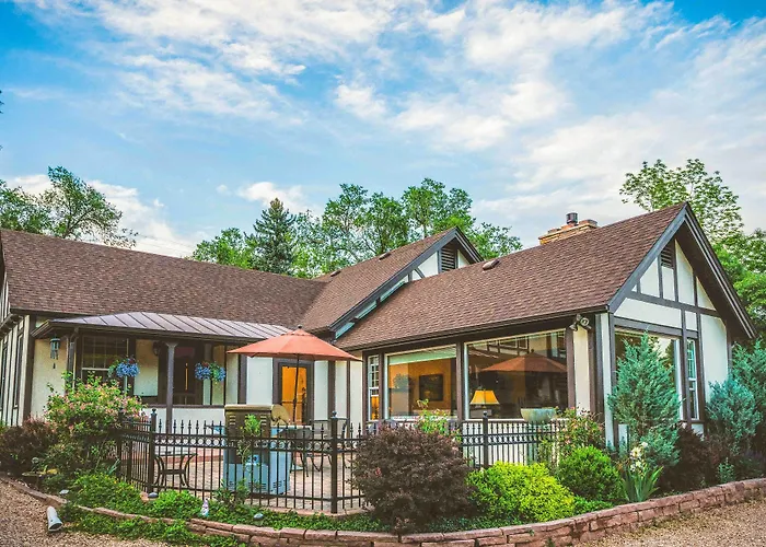 Spacious Manitou Home W/ Views In Central Location
