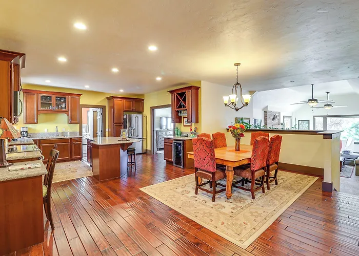 Spacious Manitou Home W/ Views In Central Location