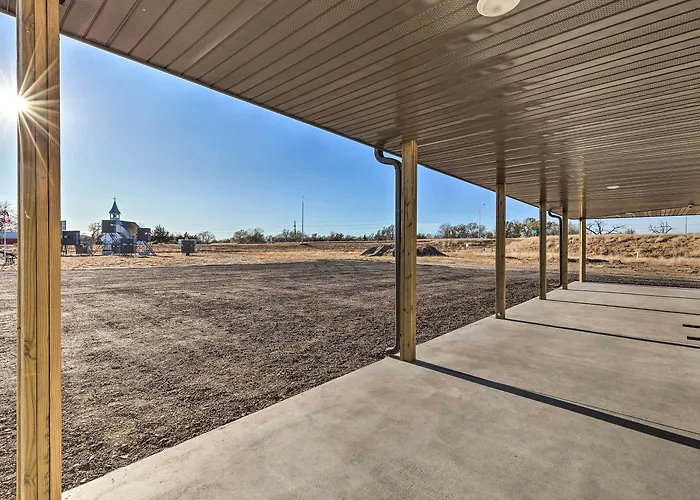 Kansas Hunting Lodge: Pets & Large Groups Welcome!
