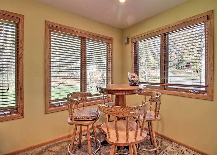 Cabin W/ Fire Pit & Movie Room, 1 Mi To Lake