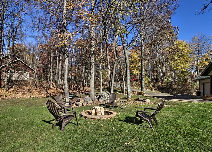 Cabin W/ Fire Pit & Movie Room, 1 Mi To Lake