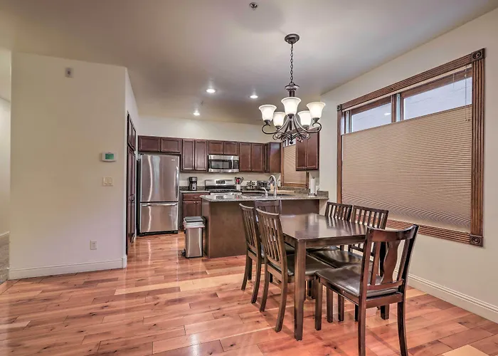 Cozy Central Glenwood Springs Condo W/ 2 Decks!