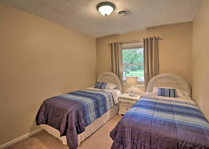 Hendersonville Home W/ Fire Pit: 5 Mi To Downtown!