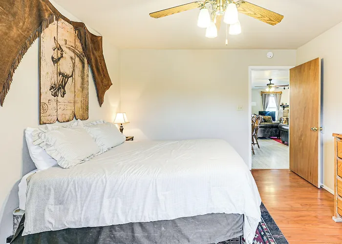 Quiet Pagosa Springs Cabin: Lake & Mountain Views!