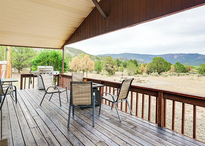 Quiet Pagosa Springs Cabin: Lake & Mountain Views!