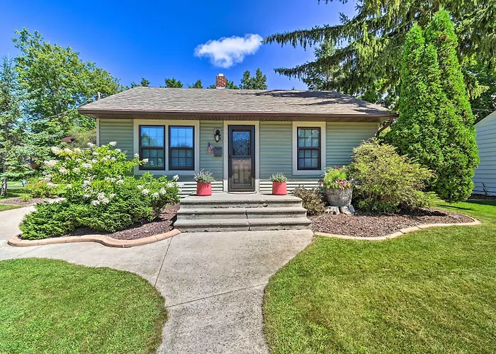 Modern Home W/ Backyard, 1 Mi To Dtwn Sturgeon Bay