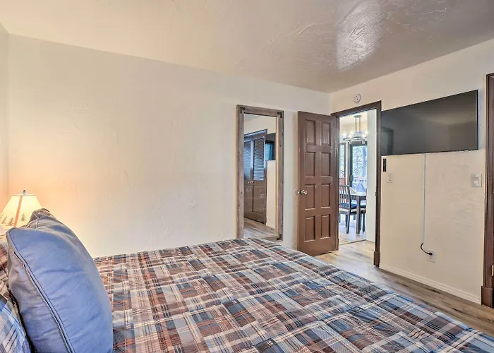 Woodsy Twin Peaks Getaway W/ Hot Tub & Views!