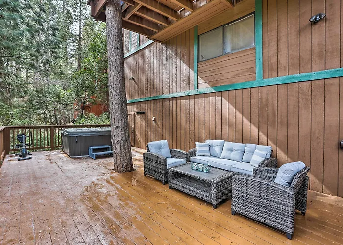 Woodsy Twin Peaks Getaway W/ Hot Tub & Views!