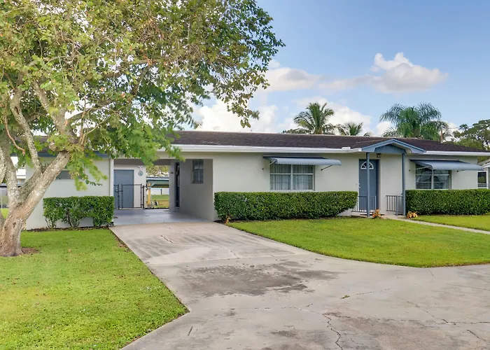 2 Mi To Lake Okeechobee: Waterfront Home W/ Deck!
