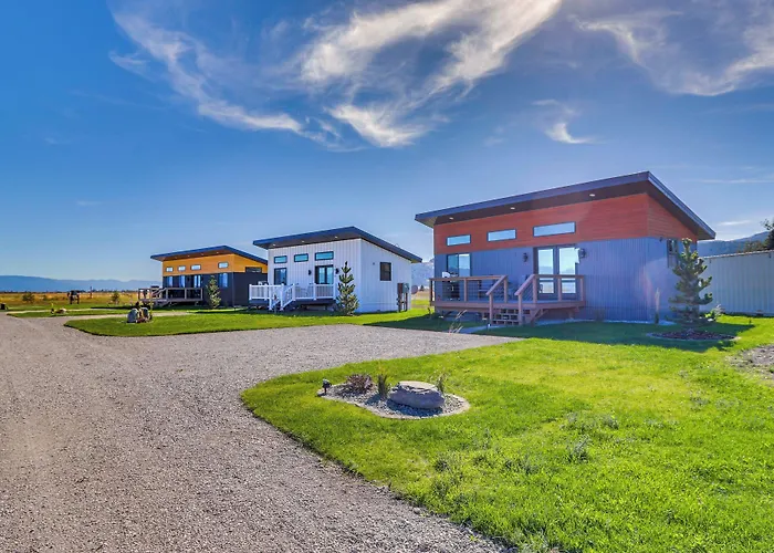 "The Farmhouse": Near Flathead Lake & Skiing