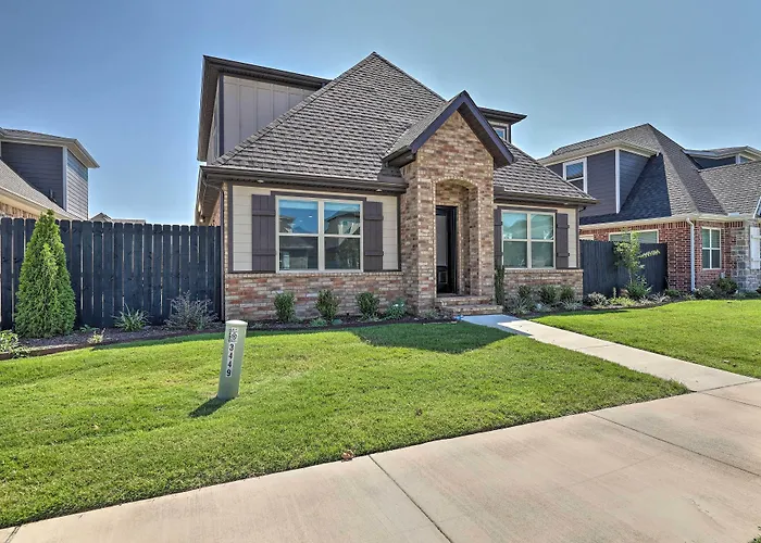 Fayetteville House: Pool Access & Gas Grill!