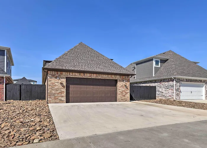 Fayetteville House: Pool Access & Gas Grill!