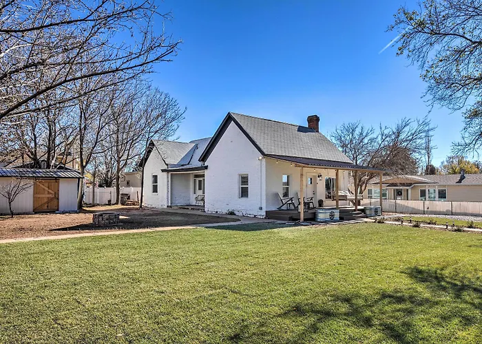 Modern Kanab Home: Fire Pit, Red Rock Views!