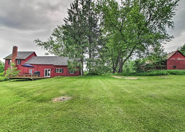 Renovated Farmhouse < 1 Mile To Okemo Mountain!