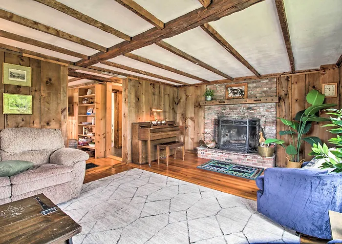Renovated Farmhouse < 1 Mile To Okemo Mountain!