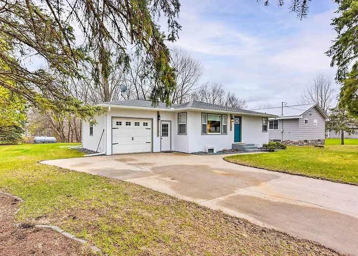 Walk To Lake Pepin: Charming Retreat W/ Deck