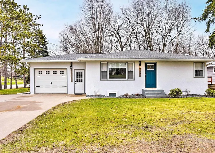Walk To Lake Pepin: Charming Retreat W/ Deck