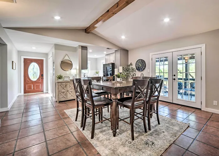 Canyon Lake Hideaway W/ Fire Pit & Yard!