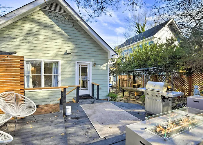 Home With Outdoor Oasis In Downtown Raleigh!