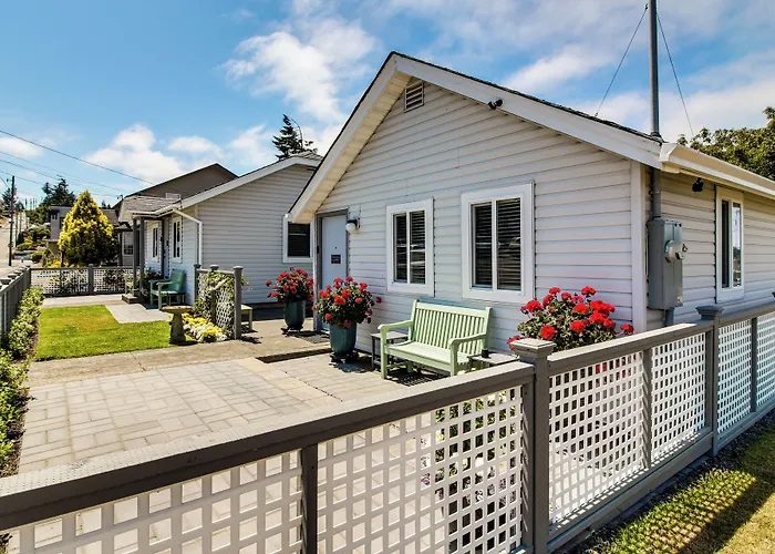 North Bend Home W/ Cornhole Court & Putting Green