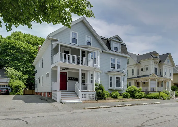 Quaint Beverly Townhome: Walk To Beach & Downtown!