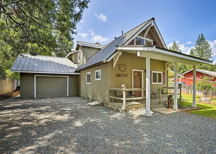 Cabin W/ Backyard Space - 1/2 Mi To Trinity Lake!