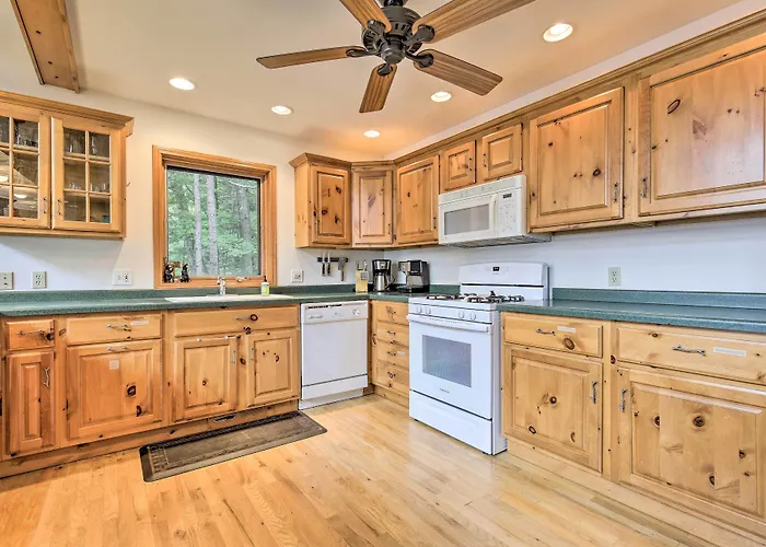 Waterfront Lake Tomahawk Cabin W/ Game Room!