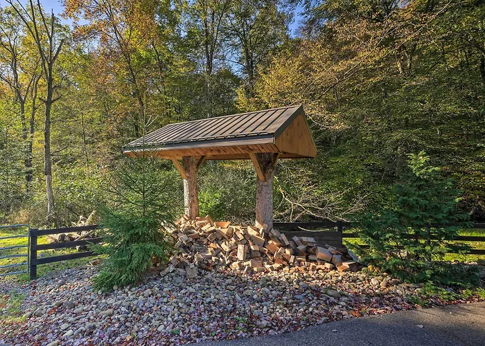 Rustic Dundee Log Cabin W/ Hot Tub & Forest Views!