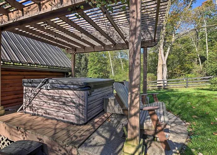 Rustic Dundee Log Cabin W/ Hot Tub & Forest Views!