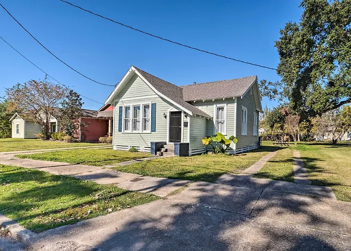 Lake Charles Cottage W/ Fireplace & Yard!