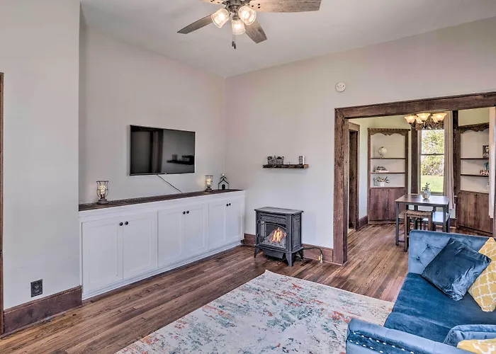 Lake Charles Cottage W/ Fireplace & Yard!