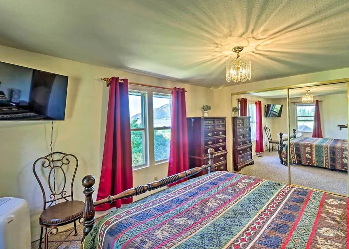 Cozy Montana Lake View Getaway - Fish & Hike!