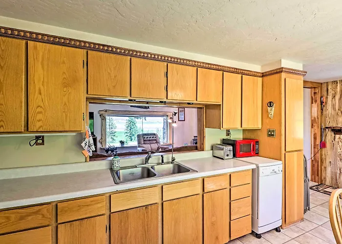 Cozy Montana Lake View Getaway - Fish & Hike!