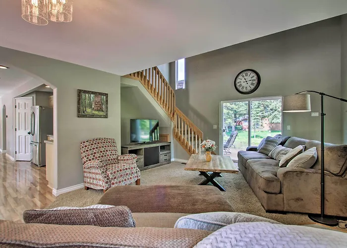 Creekfront Lincoln Home, Steps From Downtown!