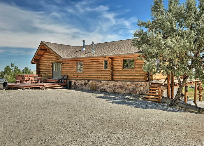Exquisite Log Home With Lander Valley Views!